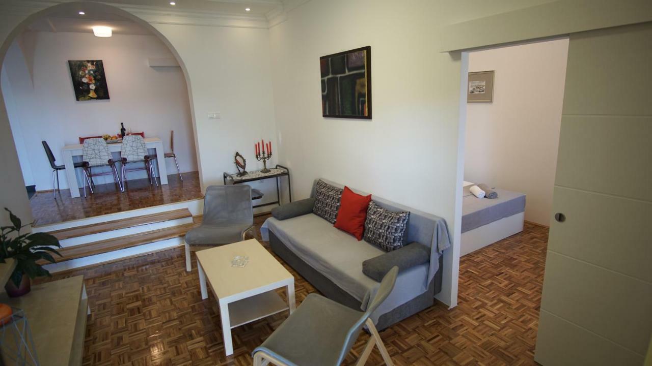 Apartmani Laura Trogir Exteriör bild