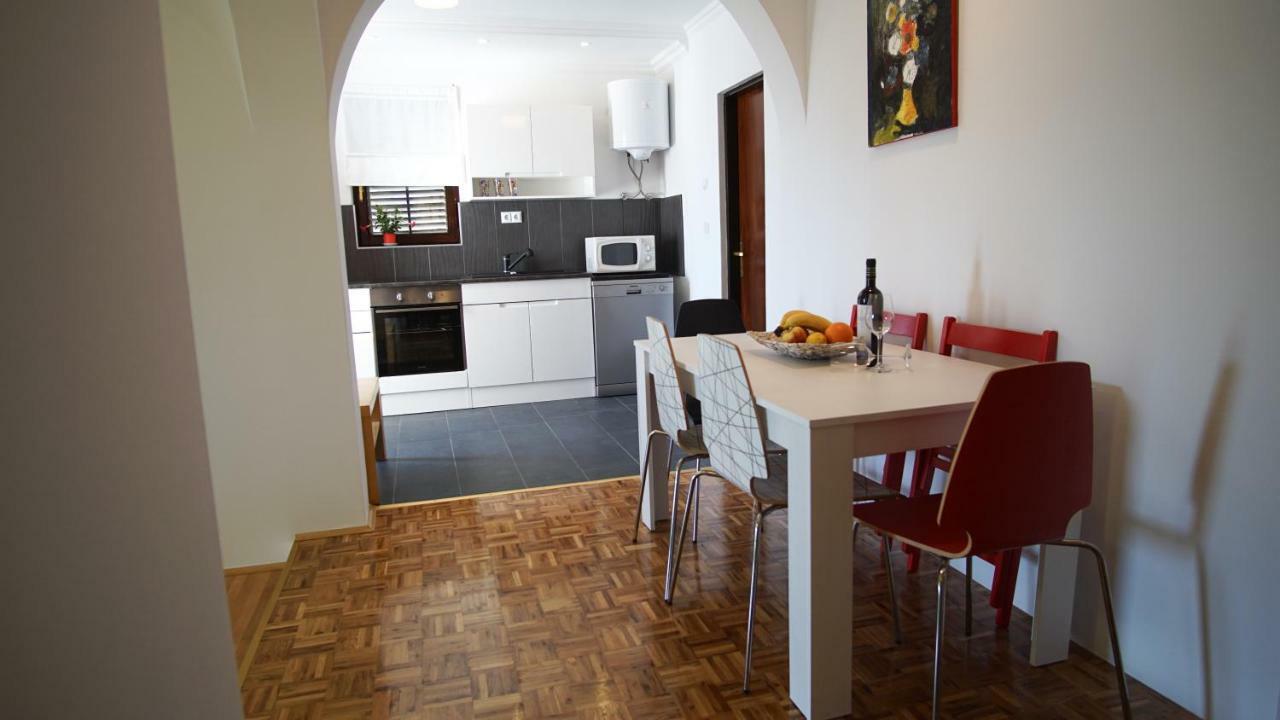 Apartmani Laura Trogir Exteriör bild