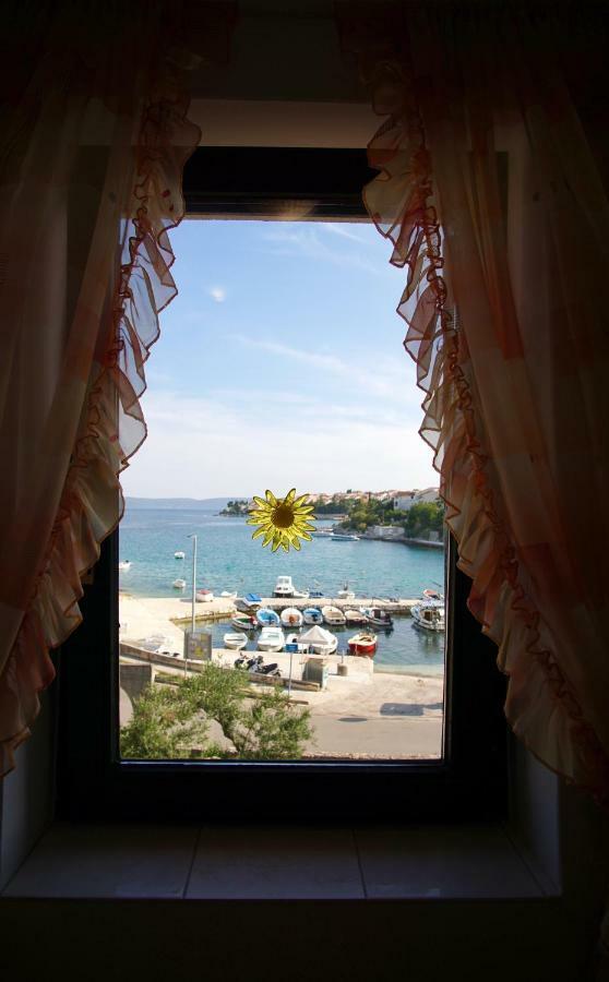 Apartmani Laura Trogir Exteriör bild