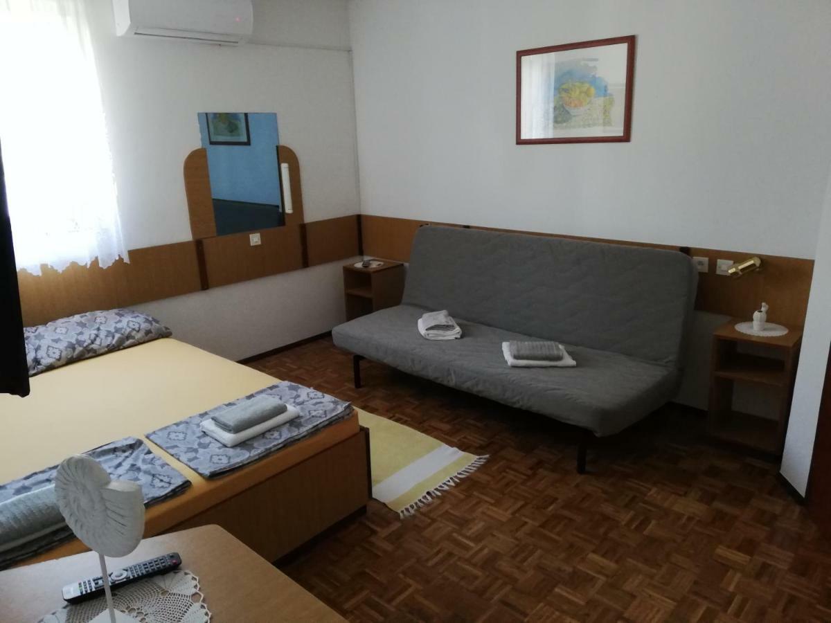 Apartmani Laura Trogir Exteriör bild